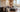 Lille sommerhus indretning med sofa og spisebord